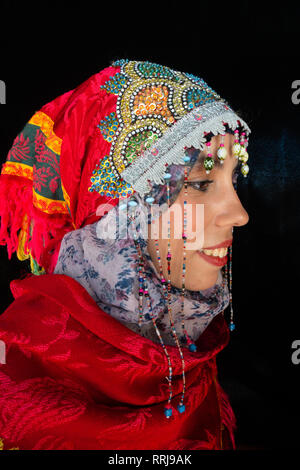 Close-up side Ritratto di giovane e bella donna marocchina nel tradizionale abito Berber, a Chefchaouen, Marocco, Africa Settentrionale, Africa Foto Stock