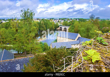 Vista sulla cittadina Montreuil-Bellay, Francia. Molti di bianco e grigio case nei pressi di un fiume Thouet, ponte arcuato, un sacco di alberi verdi e tetti. Nuvoloso s Foto Stock
