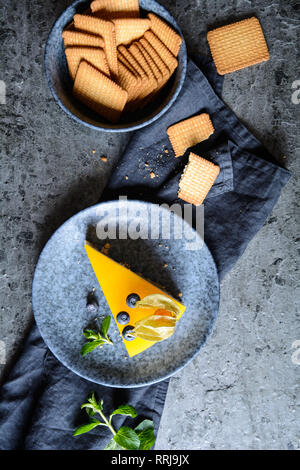 In casa non cuocere mango cheesecake decorate con mirtilli e physalis Foto Stock