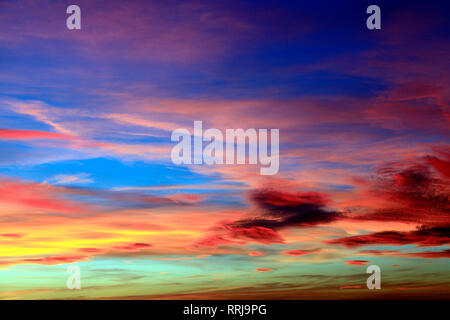 Sky, molti colori, multicolorata, rosso, rosa, arancione, blu scuro, blu chiaro, cloud, nuvole, dopo il tramonto, formazione Foto Stock