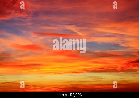 Sky, molti colori, multicolorata, rosso, rosa, arancione, blu scuro, blu chiaro, cloud, nuvole, dopo il tramonto, formazione Foto Stock