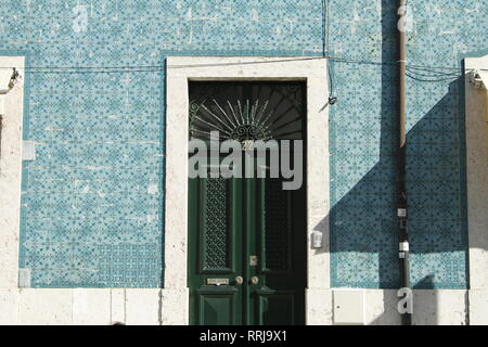 Il blu e il verde circostante Azulejos di porte e finestre, facciata di edificio a Lisbona, Portogallo Foto Stock