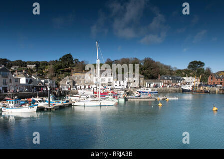 La molla di sole e cielo blu su yacht e barche da pesca ormeggiate nel porto di Padstow sulla North Cornwall coast. Foto Stock