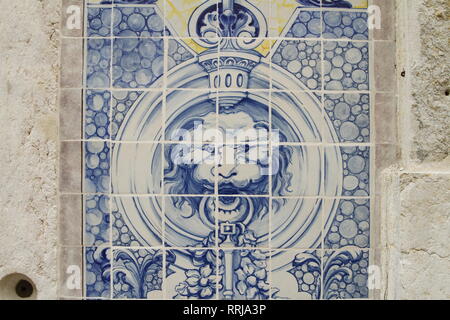 Lion di fronte azulejos decorare una parete di un residence a Lisbona, Portogallo Foto Stock