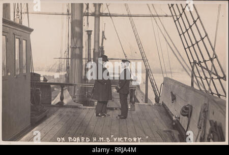 Vintage Cartolina fotografica che mostra il mazzo di H.M.S.vittoria in Portsmouth, Hampshire. Admiral Lord Nelson's Ship. Foto Stock