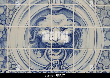 Lion di fronte azulejos decorare una parete di un residence a Lisbona, Portogallo Foto Stock