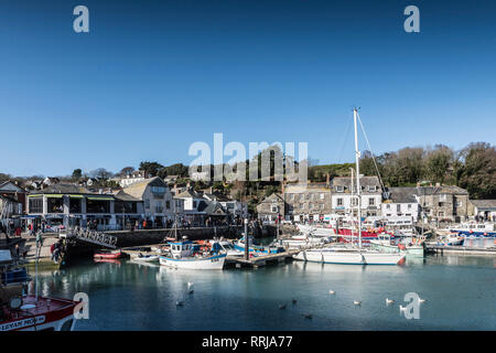 La molla di sole e cielo blu su yacht e barche da pesca ormeggiate nel porto di Padstow sulla North Cornwall coast. Foto Stock