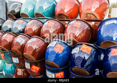 Vasi di ceramica in vendita in un centro giardino. Foto Stock