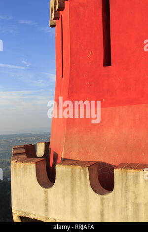 Torretta Rossa sul muro di castello a piedi, pena Palace, Sintra, Portogallo Foto Stock