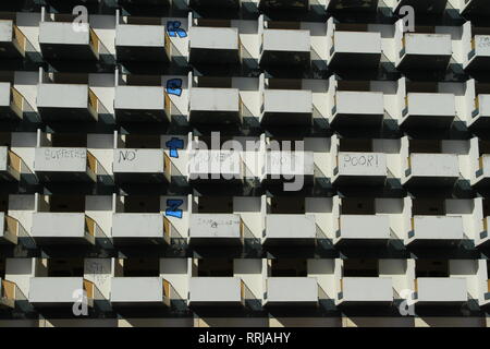 Grande motel essendo costruito abbandonato dopo la crisi finanziaria ha colpito il Portogallo, a ovest di Lagos, Algarve, Portogallo meridionale Foto Stock