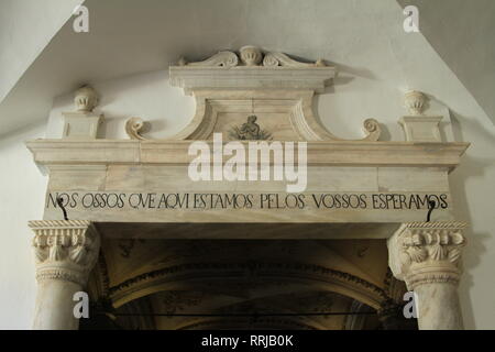 Capela dos Ossos (Cappella delle Ossa) Ingresso 'Abbiamo, ossa che sono qui, il vostro vi aspettano,', Evora Alentejo, Portogallo Foto Stock