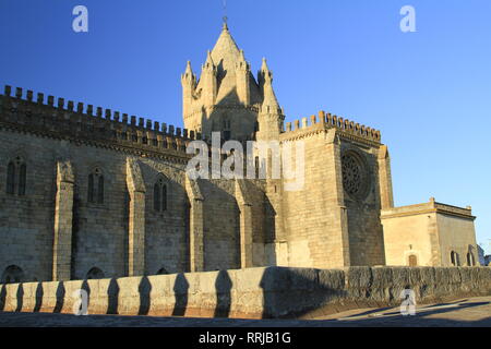 Vista della cattedrale di Evora dalla parete del transetto, Alentejo, Portogallo Foto Stock