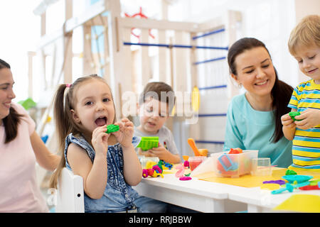 Pasta per bambini giocare nel centro diurno. I bambini lo stampo da plastilina in asilo nido. Poco gli studenti impastare la creta per modellare con le mani in età prescolare. Foto Stock