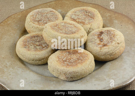 Il Brunch di servizio in ceramica piatto di crudo grano intero muffin inglesi Foto Stock