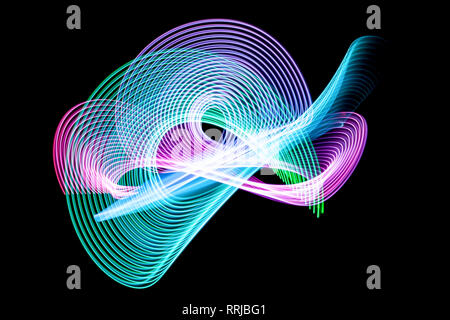 Abstract rainbow neon incandescente linee di attraversamento pattern. Sfondo scuro di luci al neon colorate luce incandescente forme. Foto Stock