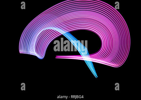 Abstract rainbow neon incandescente linee di attraversamento pattern. Sfondo scuro di luci al neon colorate luce incandescente forme. Foto Stock