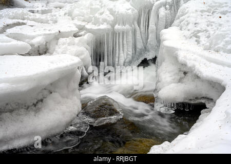 La rapida esecuzione di scricchiolare creato neve astratto e formazioni di ghiaccio per lungo tempo al di sotto di zero gradi in inverno freddo Foto Stock