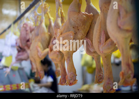 Presentate spennate polli appesi capovolti a Barranco il mercato in Lima, Perú Foto Stock