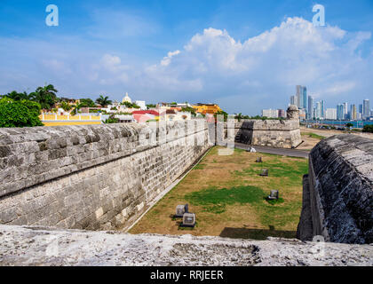 Alle mura della vecchia città, Cartagena, Dipartimento di Bolivar, Colombia, Sud America Foto Stock