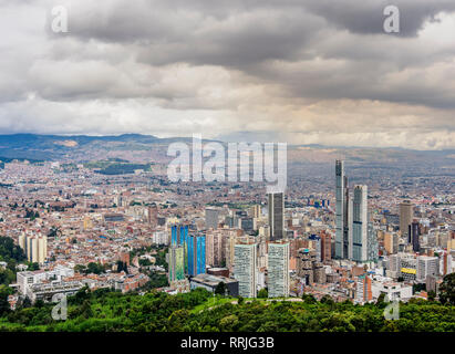 Edifici alti visto da Mount Monserrate, Bogotà, Distretto Capitale, Colombia, Sud America Foto Stock