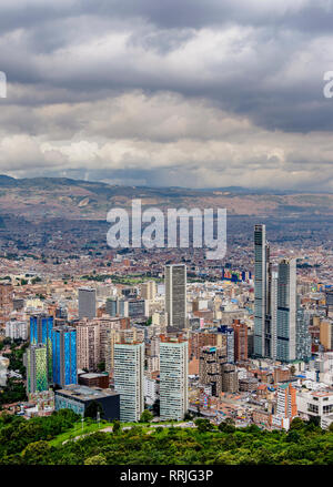 Edifici alti visto da Mount Monserrate, Bogotà, Distretto Capitale, Colombia, Sud America Foto Stock