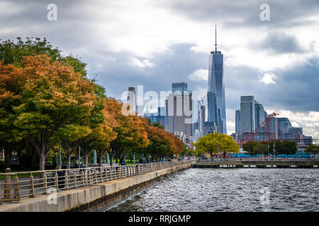 In autunno (caduta) colori in Lower Manhattan's Hudson River Park guardando verso una World Trade Center di New York, Stati Uniti d'America, America del Nord Foto Stock
