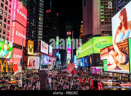 Il caos e le luci di New York Times Square, New York, Stati Uniti d'America, America del Nord Foto Stock