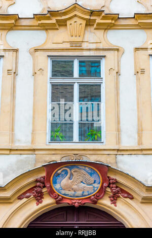 White Swan house segno, Numero 49, Nerudova, Mala Strana, Praga, Repubblica Ceca, Europa Foto Stock