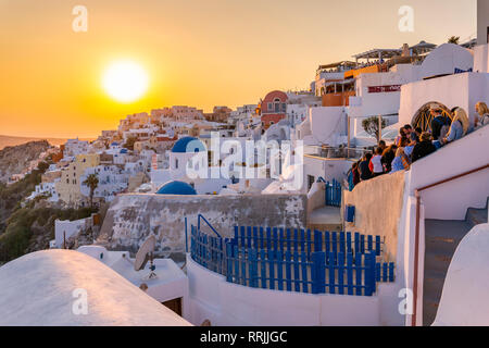 Vista della tradizionale a cupola blu chiese e case bianche al tramonto di Oia - Santorini, Cicladi, Isole del Mar Egeo, le isole greche, Grecia, Europa Foto Stock