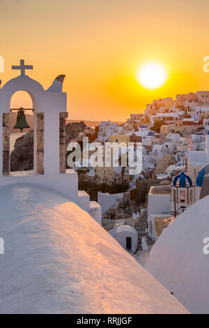 Vista della tradizionale a cupola blu chiese e case bianche al tramonto di Oia - Santorini, Cicladi, Isole del Mar Egeo, le isole greche, Grecia, Europa Foto Stock