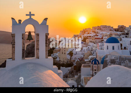 Vista della tradizionale a cupola blu chiese e case bianche al tramonto di Oia - Santorini, Cicladi, Isole del Mar Egeo, le isole greche, Grecia, Europa Foto Stock