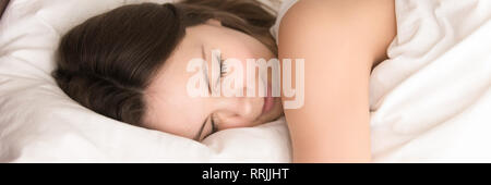 Vicino la donna che dorme disteso nel letto immagine panoramica Foto Stock
