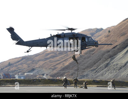 La guardia costiera della sicurezza marittima la risposta del team di West membri fast-corda da una ala 176, 210th Rescue Squadron Alaska Air National Guard UH-60G Pave Hawk alla stazione aria Kodiak, Alaska, 22 febbraio, 2019, durante un servizio comune esercitazione. MSRT West membri mantengono un sistema Ready Alert vigore a supporto della Guardia Costiera comandanti operativi e per il Dipartimento della Difesa comandanti combattente per entrambi a breve preavviso emergenti di operazioni pianificate e di eventi di sicurezza. Stati Uniti Coast Guard foto di Chief Petty Officer Charly Hengen. Foto Stock