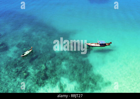 Vista da sopra, splendida vista aerea di due tradizionali barche longtail galleggiante su un turchese e il mare limpido. Libertà Beach, Phuket, Tailandia Foto Stock