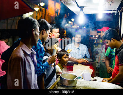 Settembre, 2017,Kolkata,l'India. I clienti che acquistano rotolo di uova in una fase di stallo in Kolkata di notte. Foto Stock