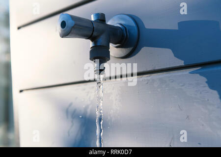 L'acqua scorre al di fuori del giardino rubinetto. Foto Stock