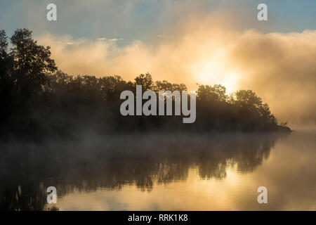 Il sorgere del sole dietro il banco di nebbia, Simon Lago, Naughton, Ontario, Canada Foto Stock