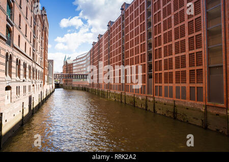Canale dal fiume Elba, bridge e gli edifici a Speicherstadt (Magazzino) distretto di Amburgo, Germania. Foto Stock