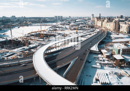 Antenna fuco vista del sito in costruzione; gru e macchine; nuovo segmento del nodo stradale; sviluppo di infrastrutture moderne a Chelyabinsk; panora Foto Stock