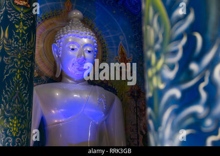 Bluastro statua del Buddha dentro il Tempio Azzurro (Rong Sua dieci tempio) in Chiang Rai, Thailandia. Foto Stock