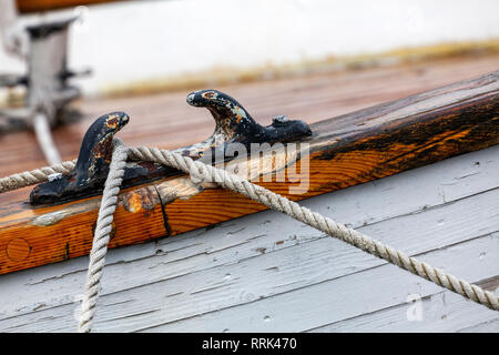 Dettaglio da un vecchio peschereccio, portando le linee di ormeggio. Da una delle banchine interne in Solheimsviken Bay, Bergen, Norvegia Foto Stock