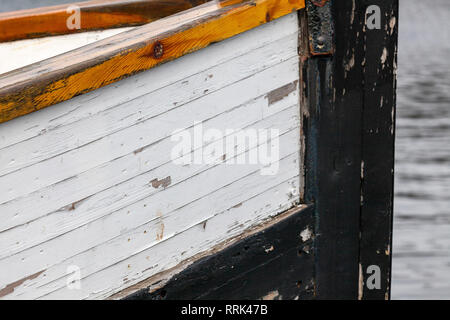 Prua di una vecchia nave da pesca, prevista fino. Da una delle banchine interne in Solheimsviken Bay, Bergen, Norvegia Foto Stock