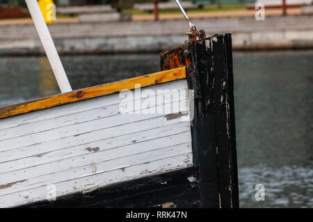 Prua di una vecchia nave da pesca, prevista fino. Da una delle banchine interne in Solheimsviken Bay, Bergen, Norvegia Foto Stock