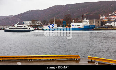 Ocean ricerca / sondaggio nave Ocean Reliance nel porto di Bergen, Norvegia. Ad alta velocità per i passeggeri catamarano Ekspressen passando sul suo cammino fuori da th Foto Stock