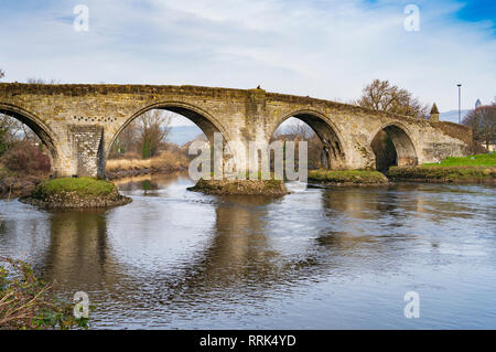 Stirling vecchio ponte che attraversa il fiume Forth a Stirling ,Scotland, Regno Unito. Costruito da Robert Stevenson. Foto Stock