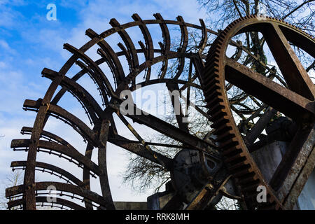 Ruota di acqua realizzato in metallo e legno in uso, porta acqua Foto Stock