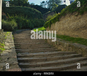 Scale di pietra andando fino in corrispondenza della Fortezza Petrovaradin, Novi Sad Foto Stock