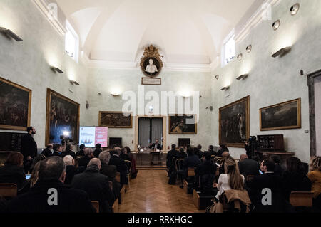 Roma, Italia. Il 25 febbraio, 2019. Premere il tasto Conferenza, nell ambito del progetto #FabbricaRoma, il sindaco Virginia Raggi e il presidente del gruppo di capitale Marcello De Vito presente "Consulta per lo sviluppo di Roma 2020|2050'. Credito: Andrea Ronchini/Pacific Press/Alamy Live News Foto Stock