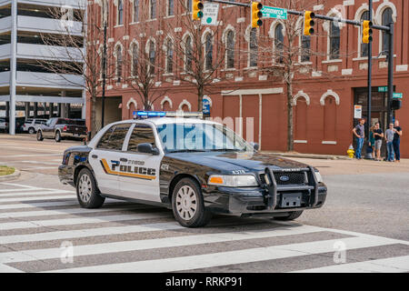 In bianco e nero la Ford Crown Victoria auto della polizia o cruiser o auto di pattuglia di Montgomery in Alabama dipartimento di polizia negli Stati Uniti. Foto Stock