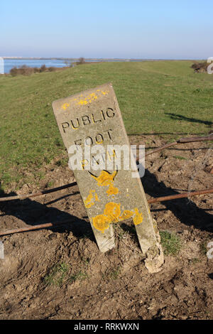 Segno posto sulla riva Sassone Via a lunga distanza percorso a piedi vicino a Gravesend Kent England Regno Unito Foto Stock